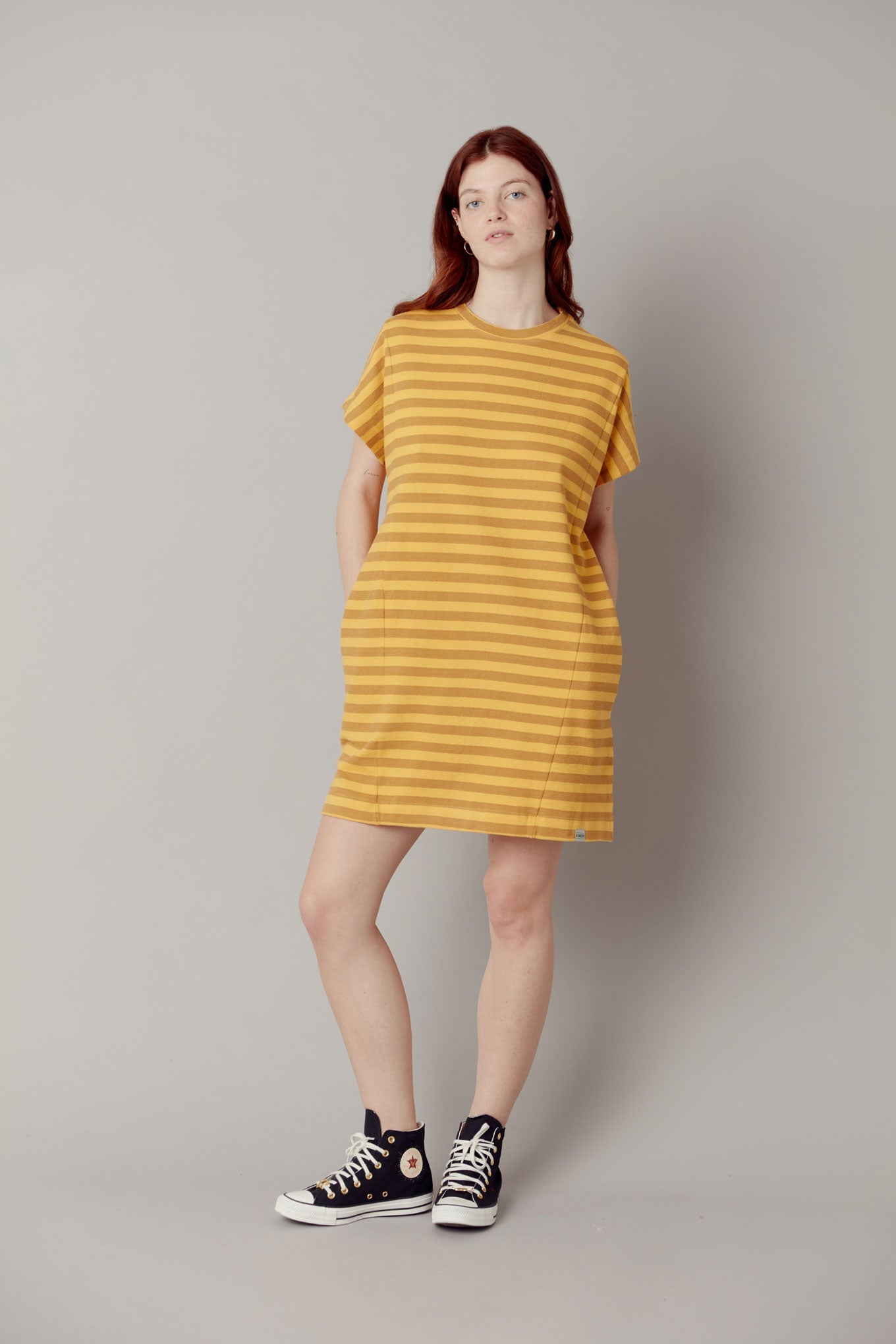 Gelbes, gestreiftes, kurzärmliges Kleid aus Bio-Baumwolle von Komodo