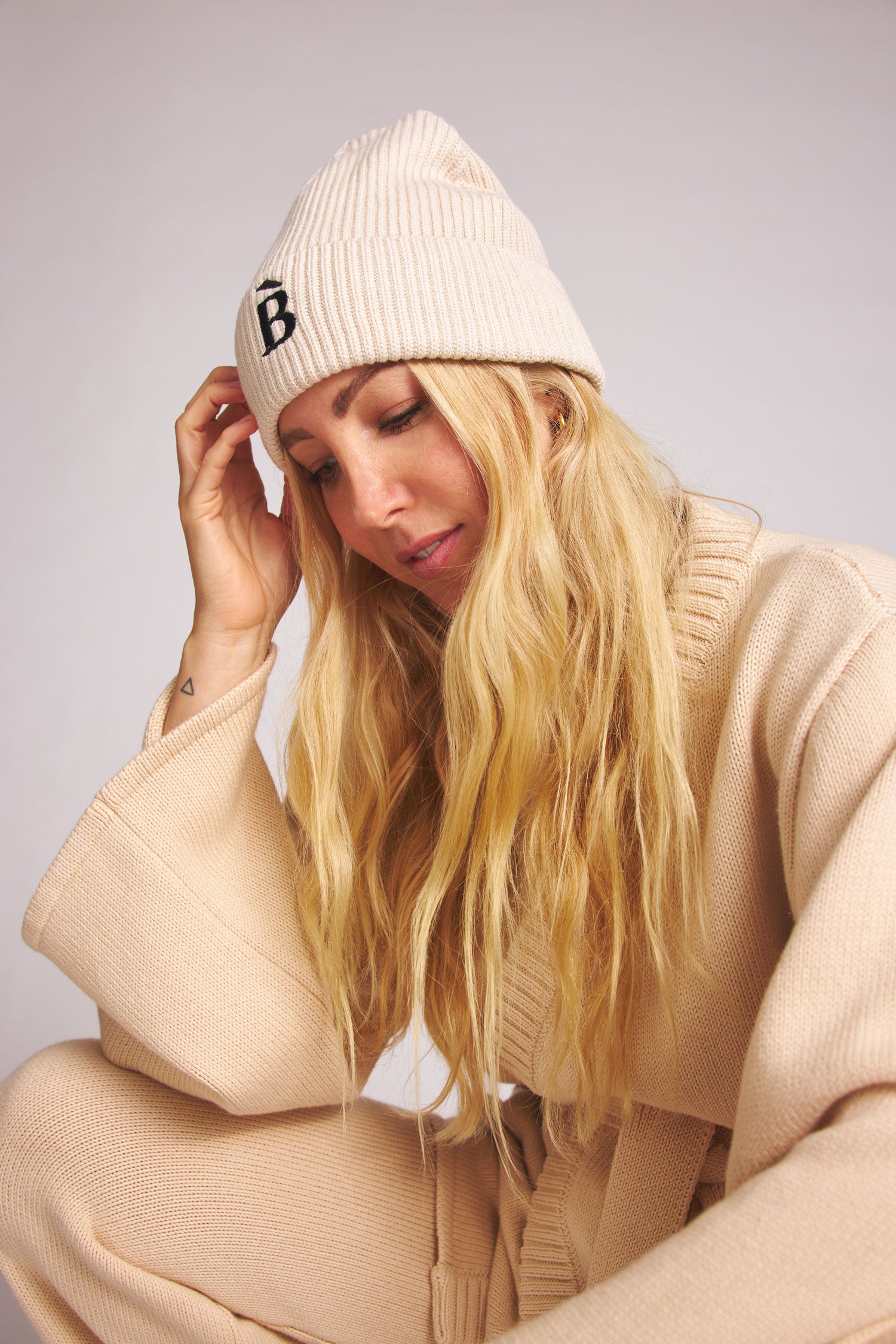White beanie B-Stick made of organic cotton by Baige the Label