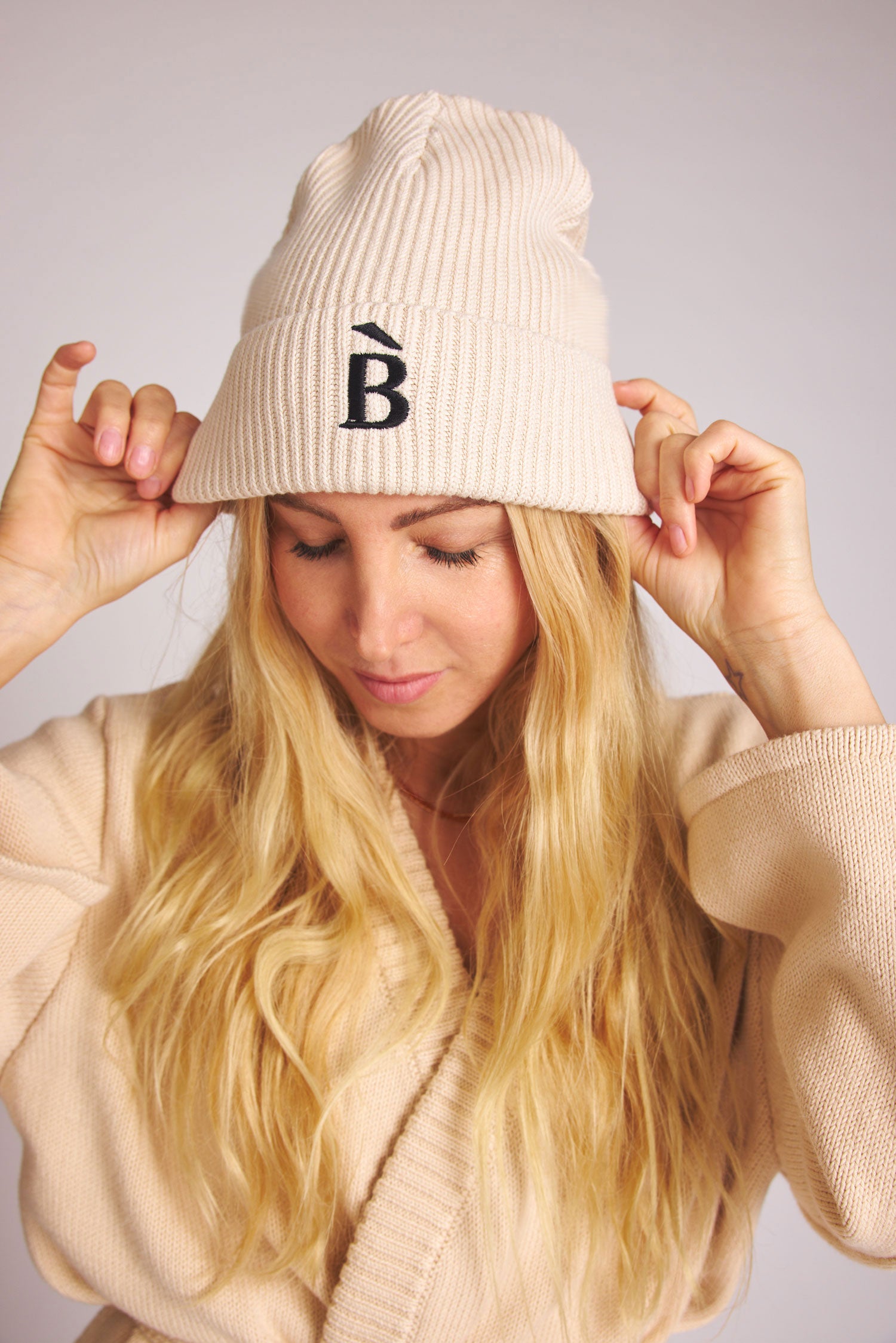 Bonnet blanc B-Stick en coton biologique de Baige the Label