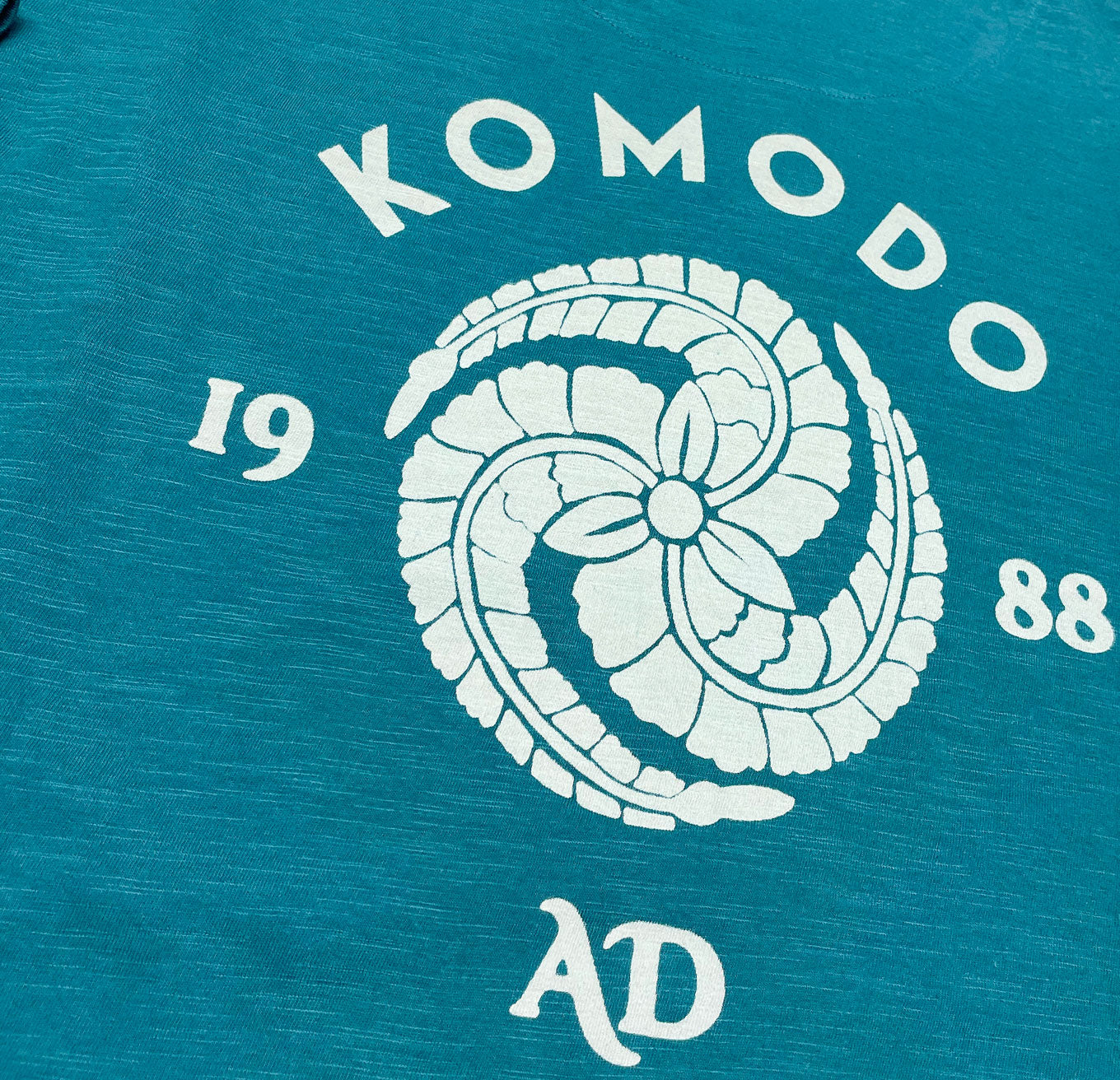 Dunkelgrünes T-Shirt CREST aus Bio-Baumwolle von Komodo