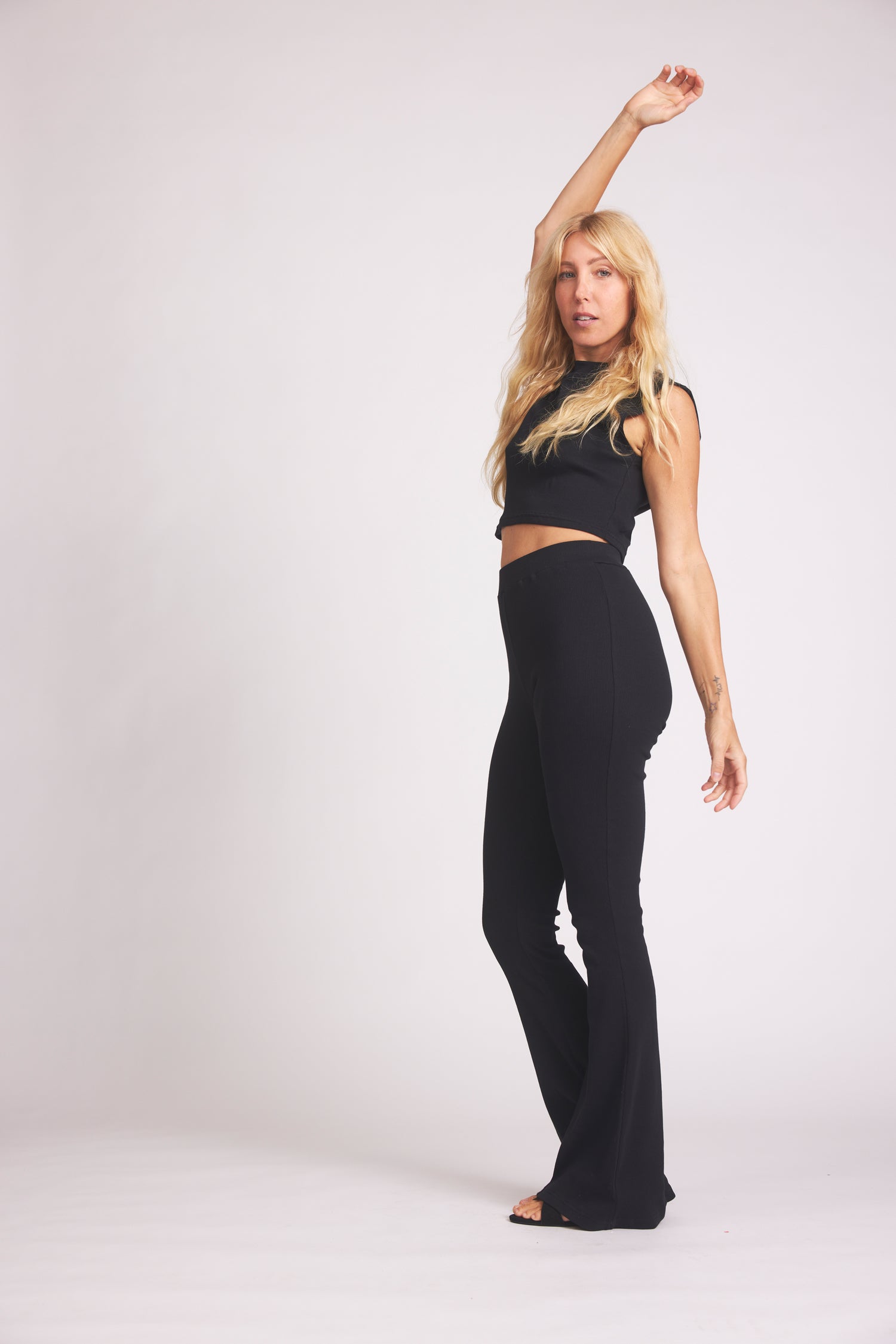 Black Bailey pants made of organic cotton from Baige the Label