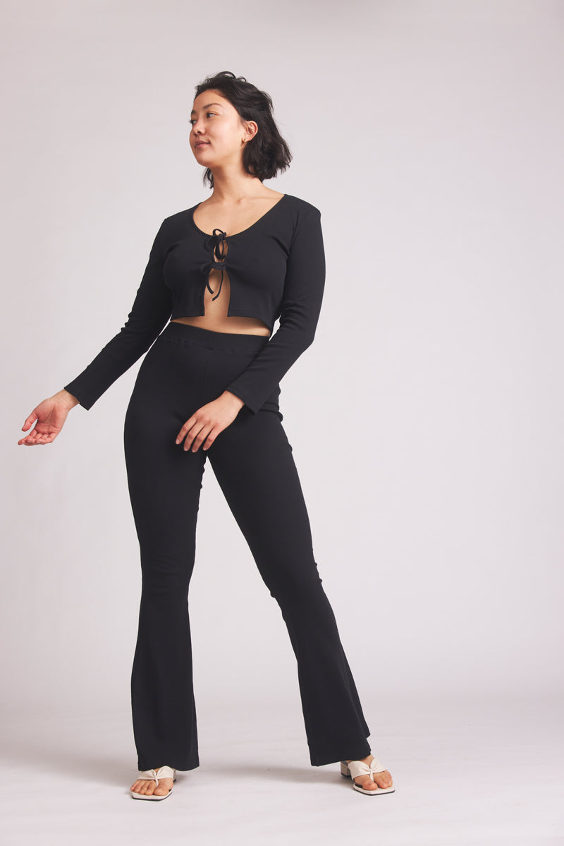 Black Bailey pants made of organic cotton from Baige the Label