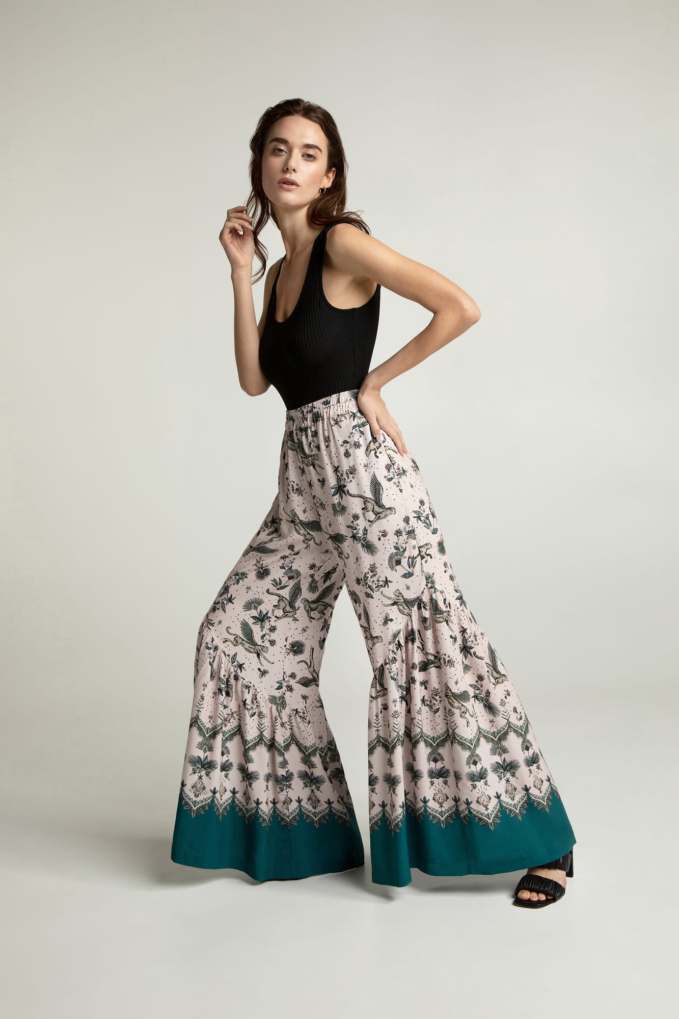 Pantalon jupe-culotte JOALINE à imprimé tropical de LOVJOI en ECOVERO™ 