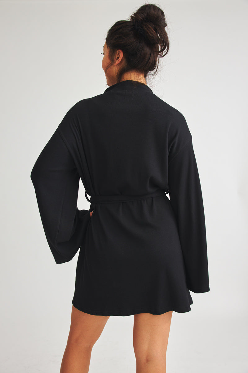 Robe portefeuille/veste longue noire avec ceinture à nouer Bali en coton biologique par Baige the Label