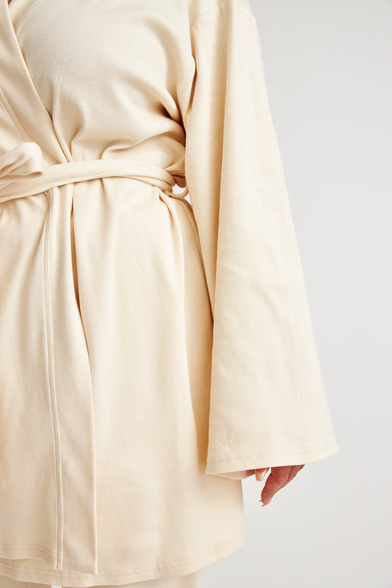 Robe portefeuille/veste longue de couleur naturelle avec ceinture à nouer Bali en coton biologique de Baige the Label