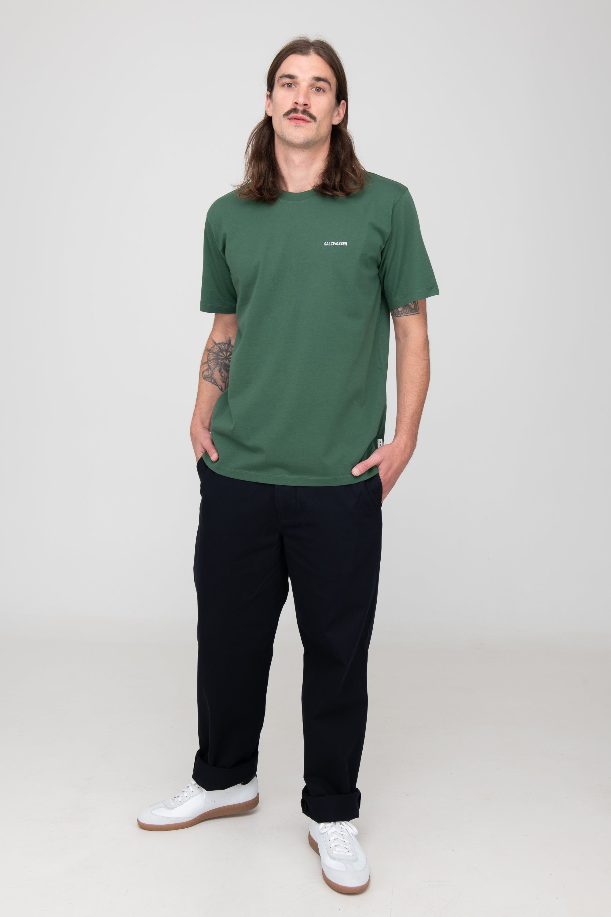 Mann trägt GOTS-zertifiziertes grünes T-Shirt von SALZWASSER