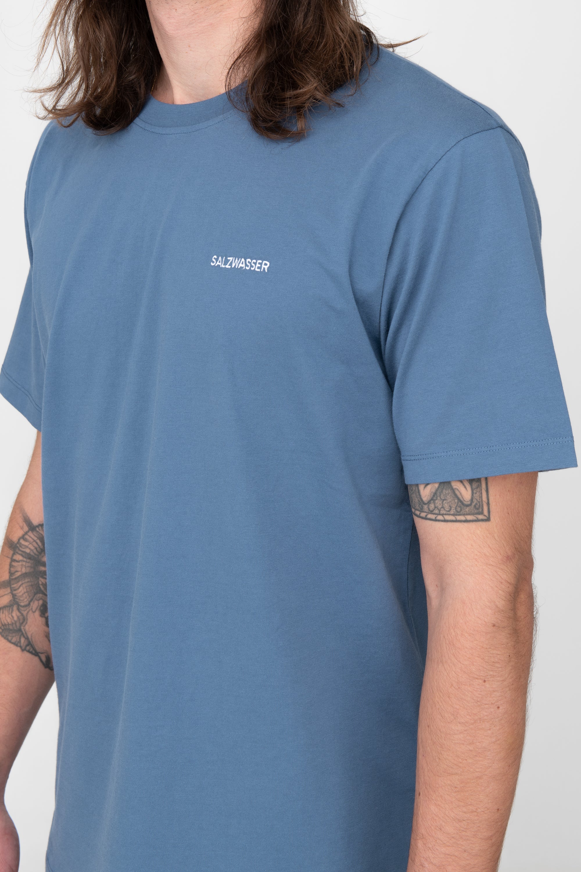 schlichtes T-Shirt in Indigo Blau mit weißer SALZWASSER-Stickerei