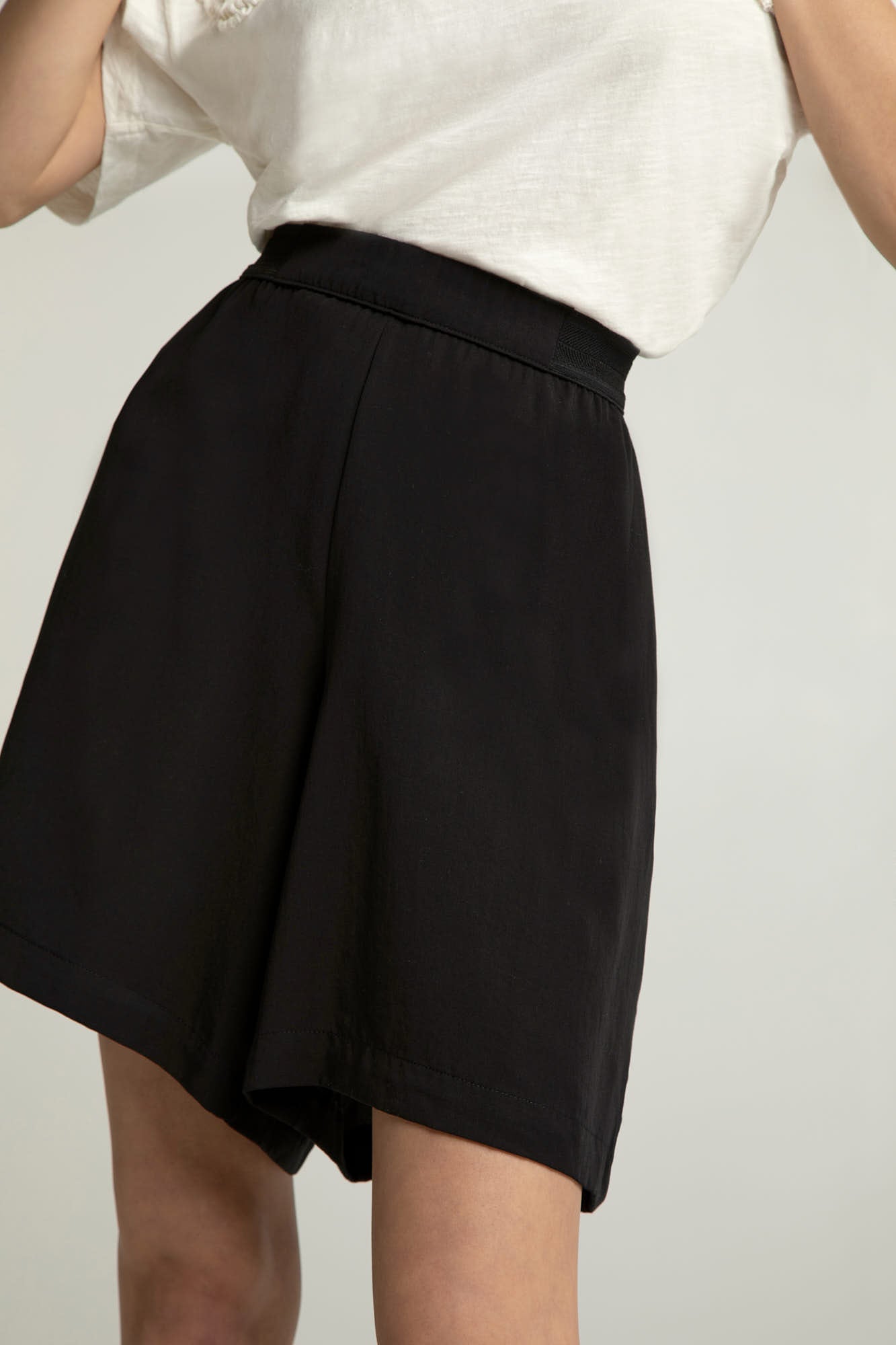 Shorts FELIPPA in black by LOVJOI made of TENCEL™ 