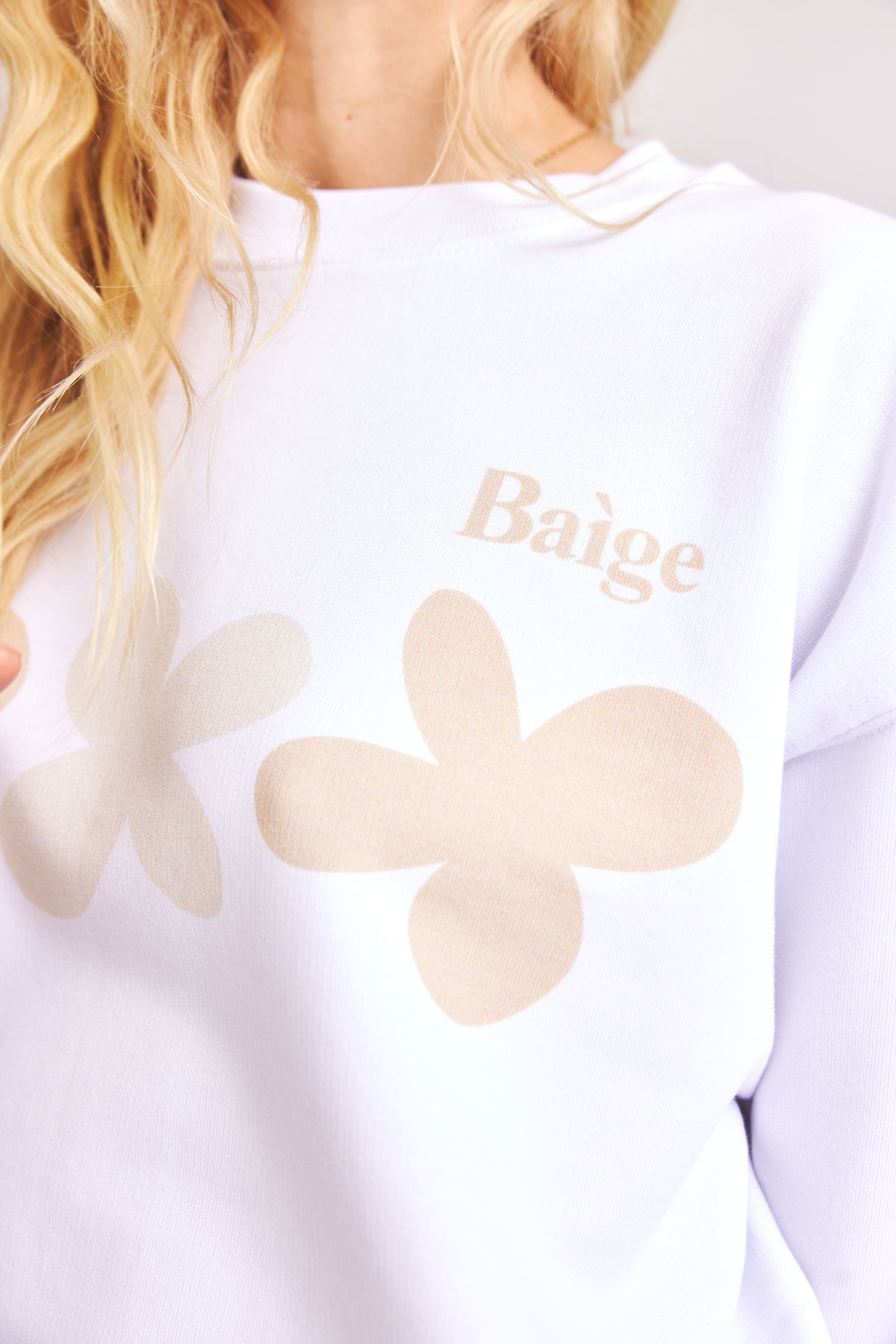 White sweatshirt Baìge Flower made from 100% organic cotton by Baige the Label